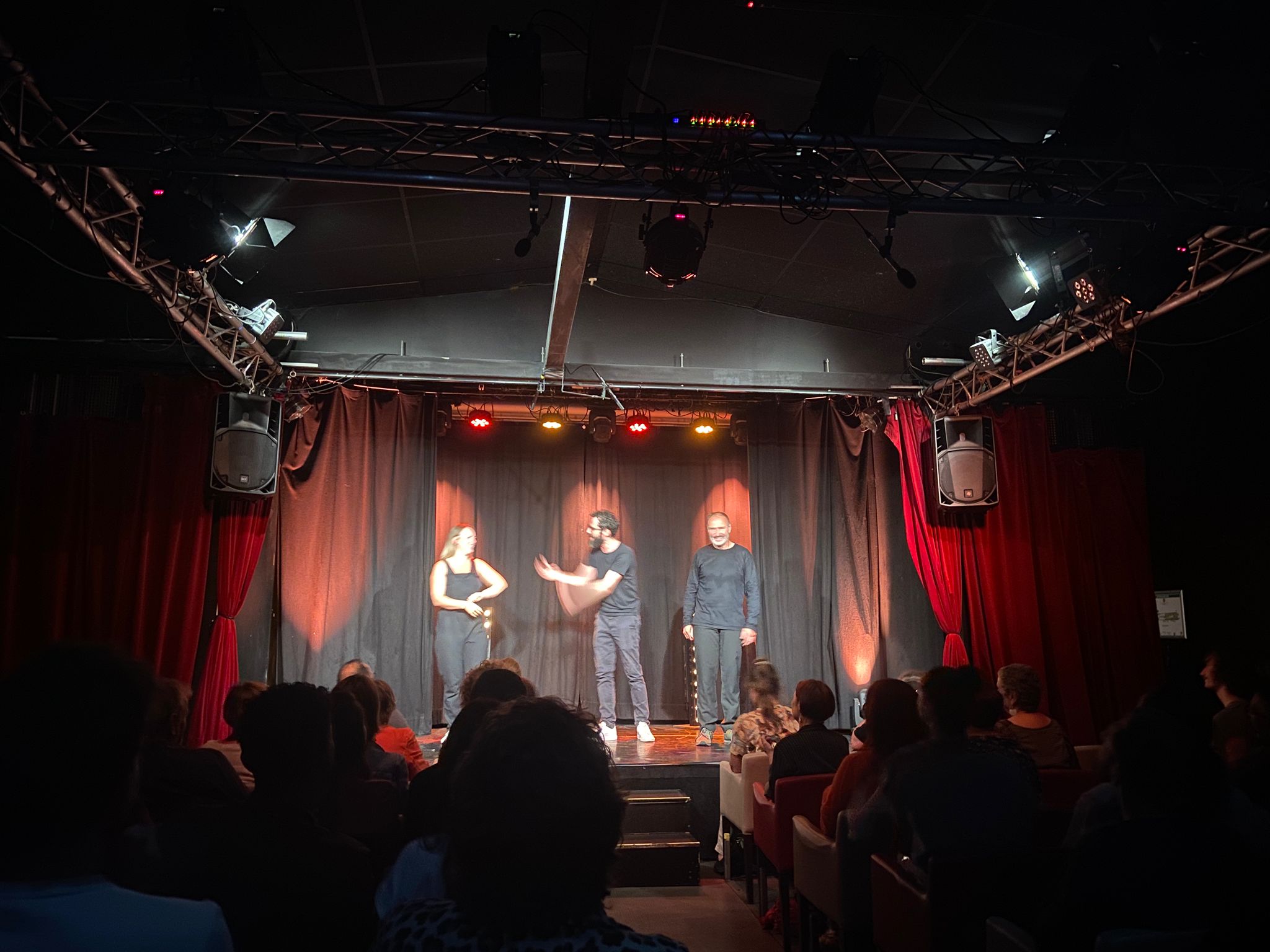Spectacle d'improvisation interactif trois comédiens sur scène devant le public.